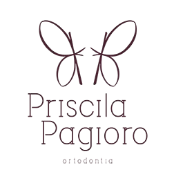 arte com uma borboleta vinho, com o nome priscila pagioro, embaixo