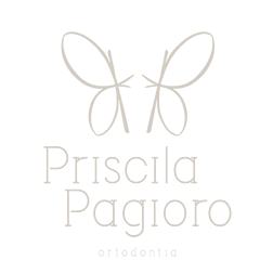 arte com uma borboleta bege, com o nome priscila pagioro, embaixo