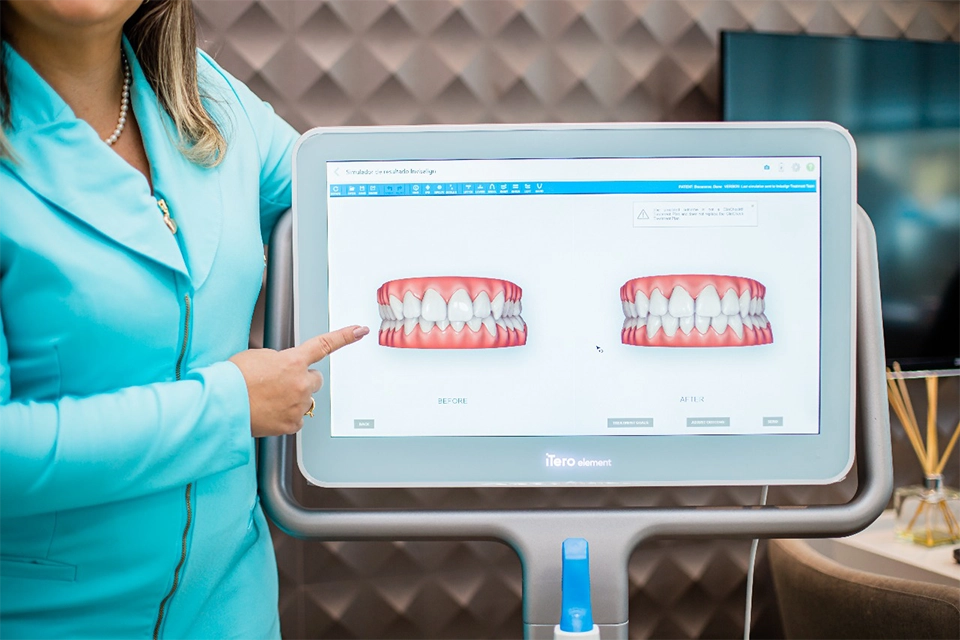 Foto de uma arcada dentária sendo exibida no monitor do itero